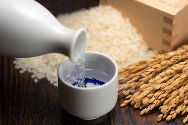 An image of fine sake being poured into a sake cup with a tokkuri.