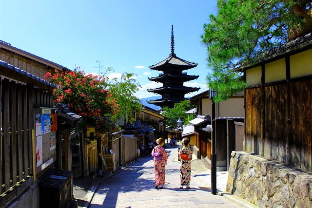 Women walking in kimono in Kyoto