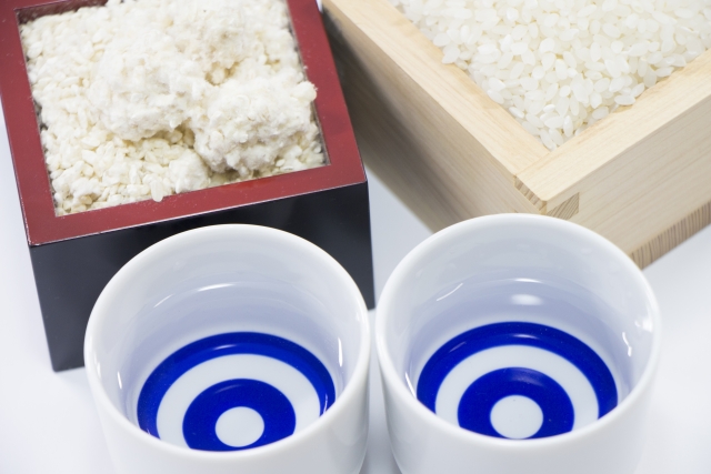 Masu and choko containing rice and koji